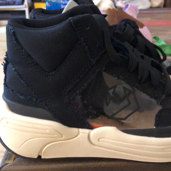 Converse. Flash sale $ - Picture 8 of 12